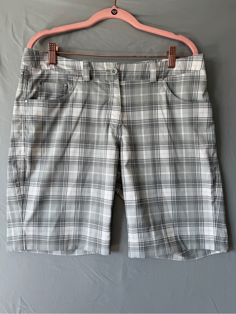 Nike Womens Bermuda Golf Shorts Size 10 Grey Plaid Dri-Fit Sporty Pockets READ